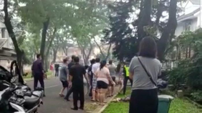 Tangkapan gambar video yang menunjukan perkelahian antara pelaku AR (26) dengan istri korban pasca kecelakaan yang merenggut nyawa Andre di kawasan Perumahan Lippo Karawaci, Kota Tangerang. 