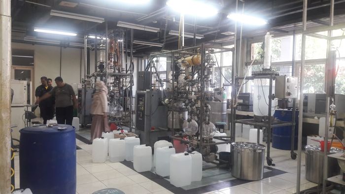 LIPI dan Danone Indonesia produksi desinfektan dan hand sanitizer khusus. Untuk dibagikan cuma-cuma.