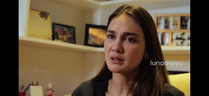 Luna Maya saat menceritakan dirinya dikelabui seseorang.