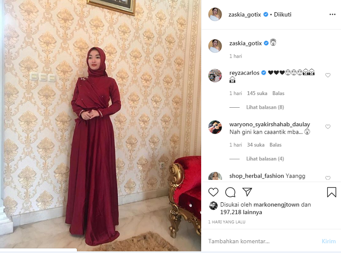 Zaskia Gotik tampil anggun dengan hijab.