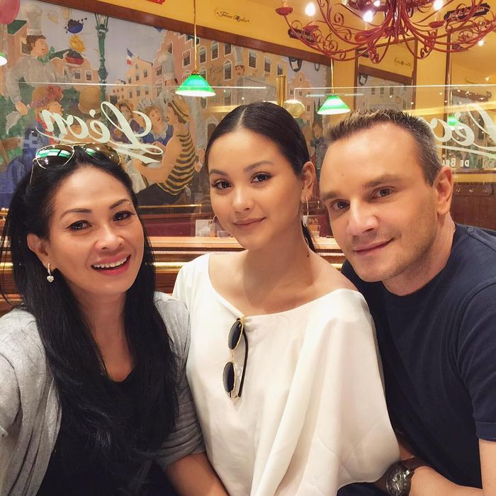 Alyssa Daguise bersama kedua orangtuanya.