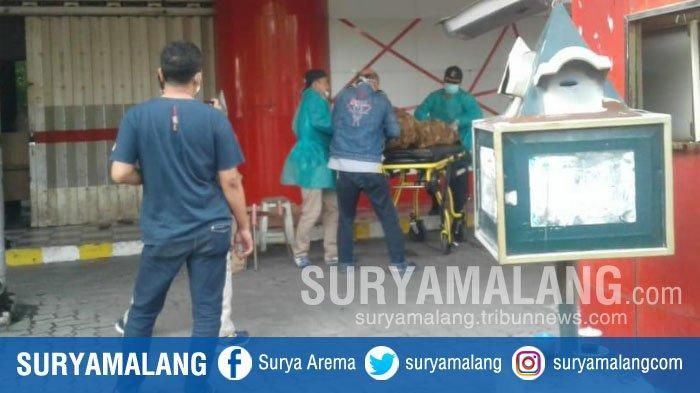 Evakuais jenazah Jaelani (60) di teras minimarket Jalan RA Kartini, Kecamatan Kebomas, Gresik, Selasa (31/3/2020) pagi.
