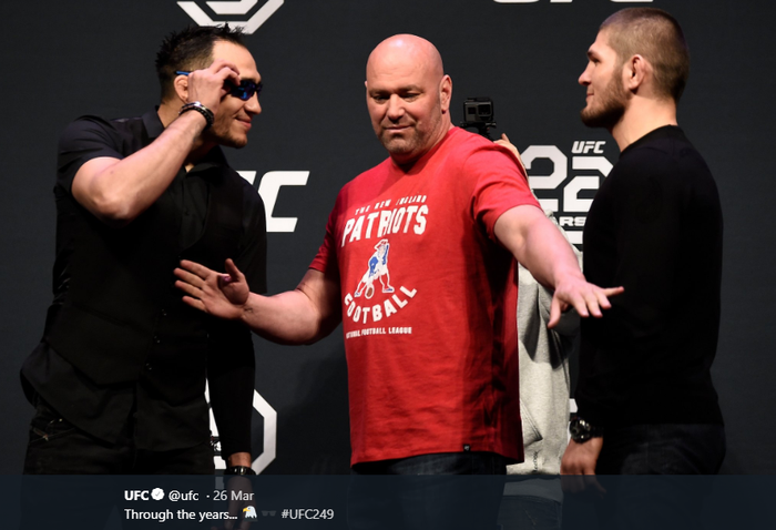 Duo petarung UFC, Khabib Nurmagomedov (kiri) dan Tony Ferguson (kanan) saat melakoni staredown.