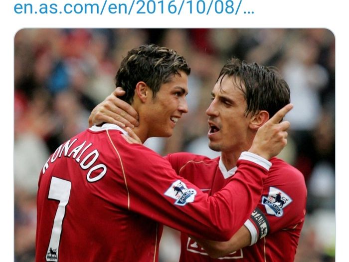 Gary Neville dan Cristiano Ronaldo saat masih sama-sama membela Manchester United.