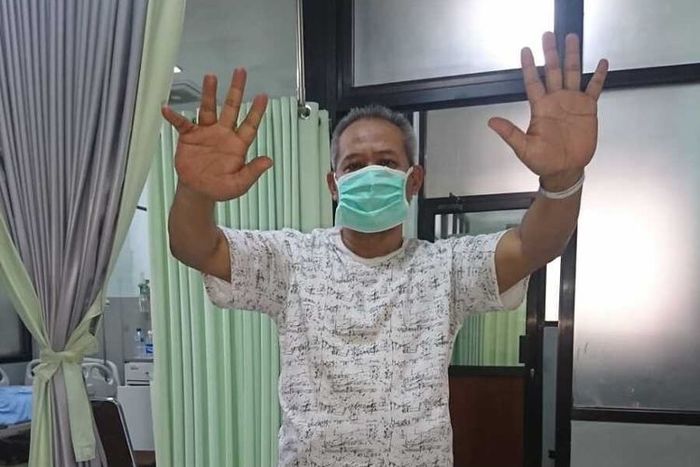 Sarno (56) pasien positif corona yang sudah sembuh.