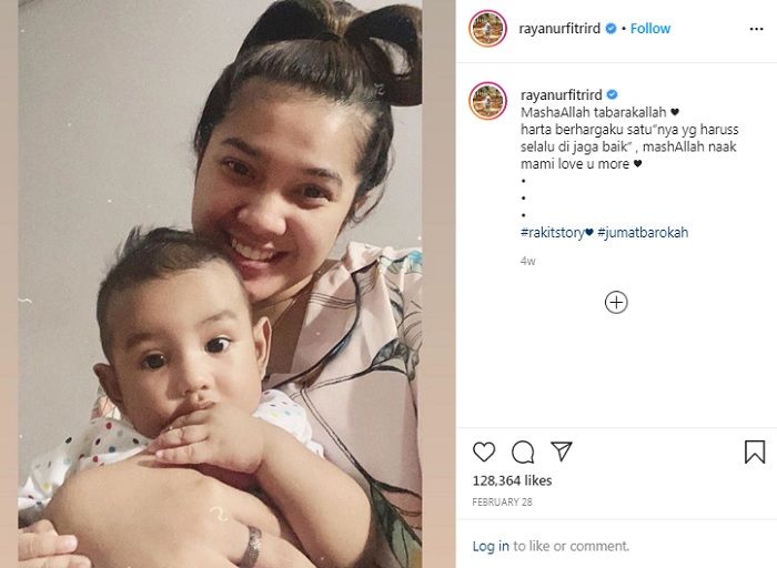 Instagram @rayanurfitrirdPotret Raya Kitty bareng sang putra semata wayang.