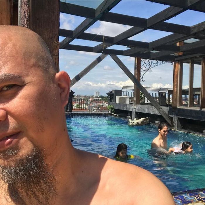 Ahmad Dhani nikmati masa lockdown di kolam renang di rumah mewahnya