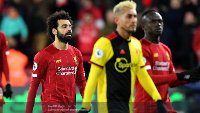 Ekspresi kecewa striker Liverpool, Mohamed Salah (kiri) setelah timnya kalah dari Watford yang juga berarti The Reds gagal menyamai rekor invincible milik Arsenal.