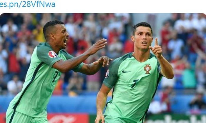 Penyerang Portugal, Nani (kiri), ikut merayakan gol yang dicetak oleh Cristiano Ronaldo.