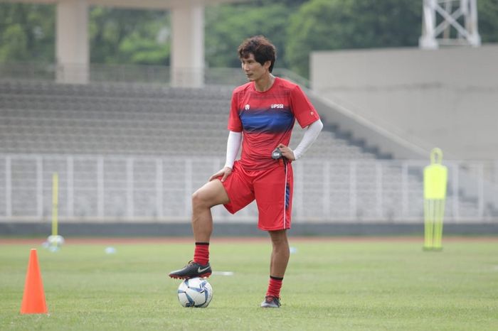 Asisten Pelatih Timnas Indonesia Gong Oh-kyun dirawat di sebuah rumah sakit di Jakarta akibat terkena Covid-19.