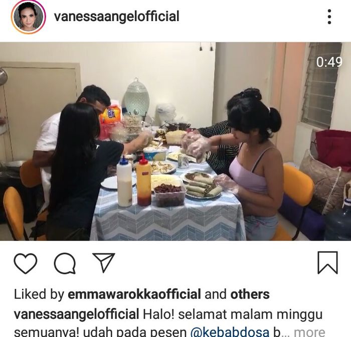 Vanessa Angel dinyinyiri karena buat kebab dengan baju terbuka