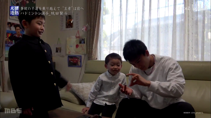 Kento Momota sedang bermain dengan dua keponakanya
