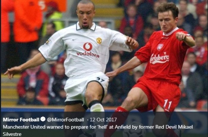 Mikael Silvestre semasa  membela Manchester United.