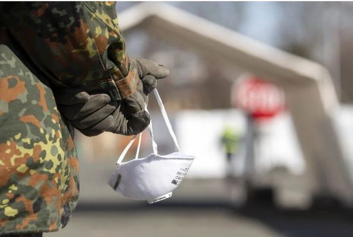 Anggota militer Jerman Bundeswehr mengenakan masker N95