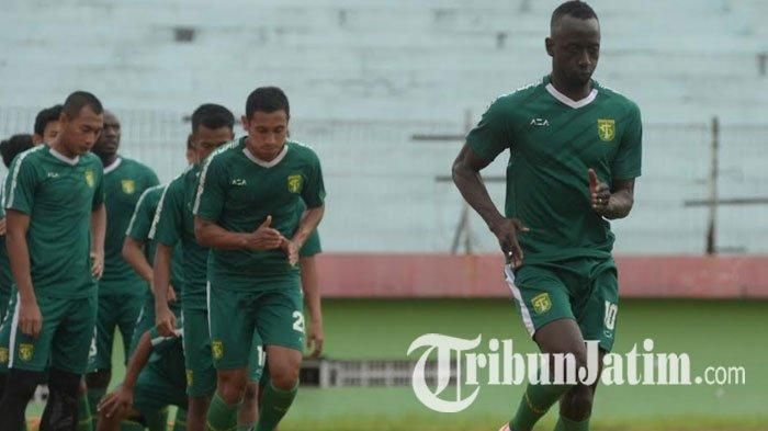 Makan Konate dan rekan-rekannya di Persebaya Surabaya tengah berlatih di Stadion Gelora Delta, Sidoarjo, pada Jumat (20/3/2020).