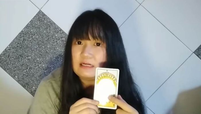 Ahli tarot prediksi virus corona di Indonesia berakhir bulan Juli atau Agustus