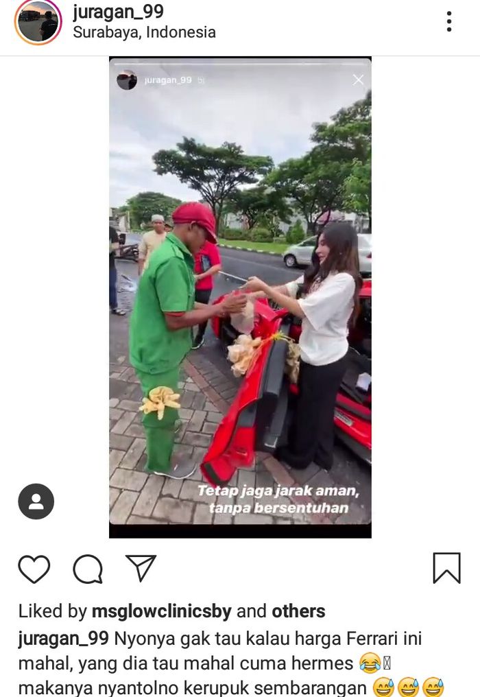 Aksi wanita cantik gantungkan kerupuk di pintu ferrari