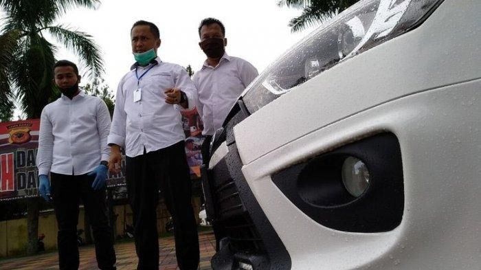 Satreskrim Polres Tasikmalaya Kota berhasil mengungkap pencurian mobil di lokasi pencucian dengan modus mengaku sebagai suruhan para pemilik mobil, Senin (6/4/2020). Salah satu mobil curian adalah Honda CRV milik mantan Kapolda Jabar Anton Charliyan. Pelakunya siswa SMA berusia 16 tahun.