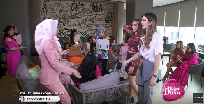 Saat Nia Ramadhani dan Jessica Iskandar menyambangi arisan Muzdalifah