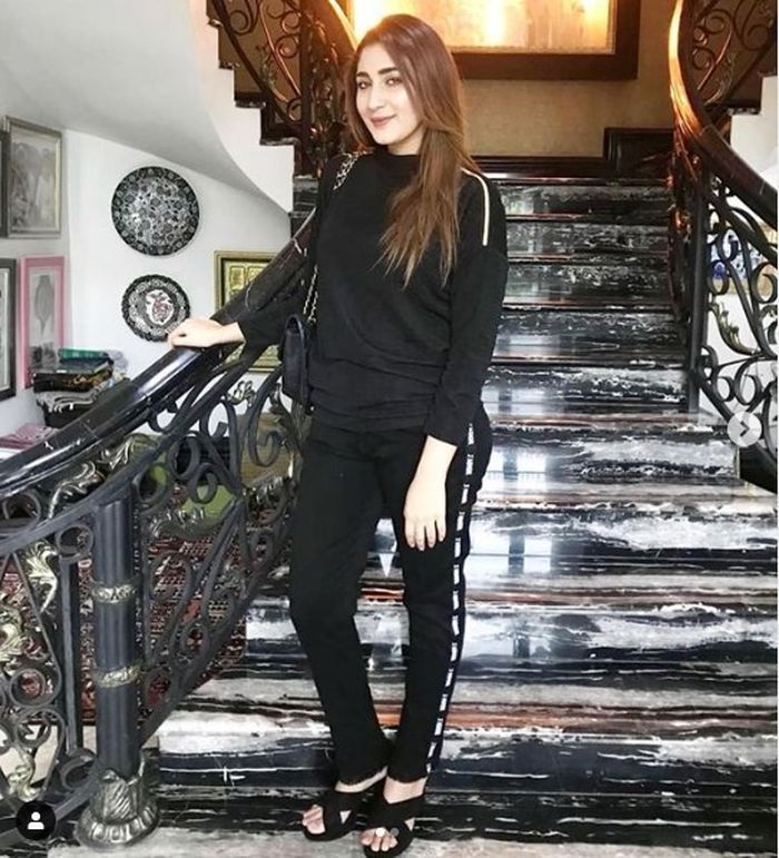 Tangga mewah di rumah Tania Nadira