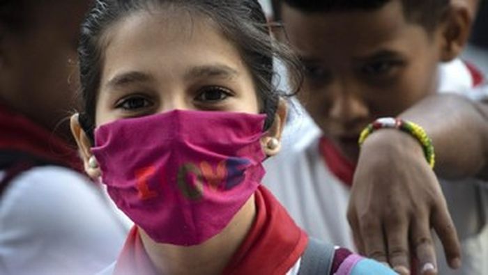 Masker kain untuk cegah penyebaran virus corona.