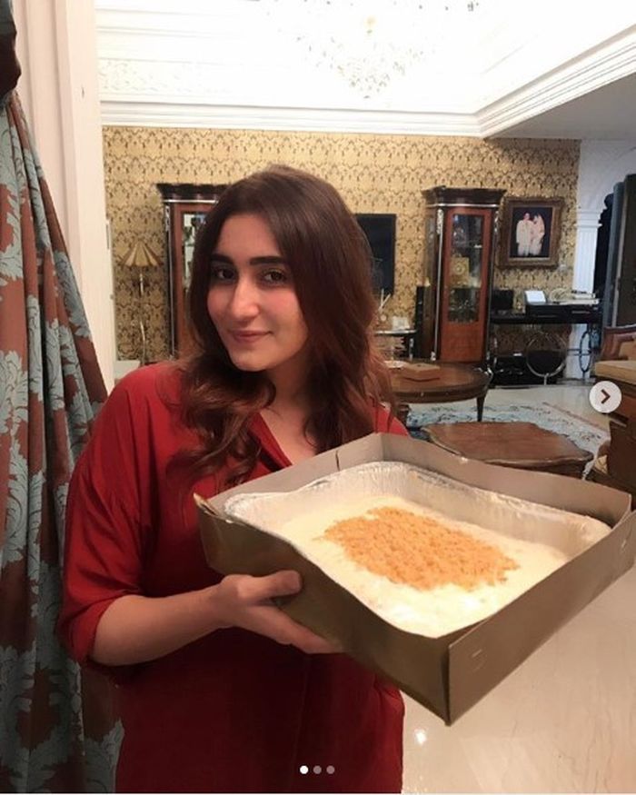 Ruang tengah di rumah Tania Nadira