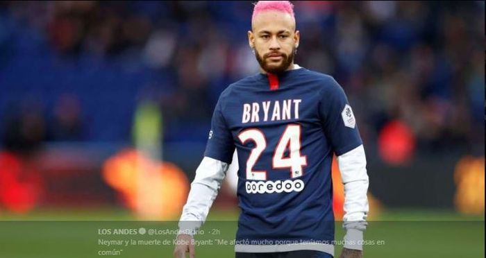 Megabintang Paris Saint-Germain, Neymar, saat memberi penghormatan kepada Kobe Bryant yang wafat dalam kecelakaan helikopter pada Januari lalu.
