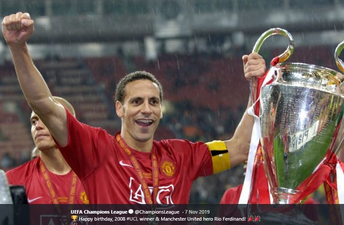 Mantan bek dan kapten Manchester United, Rio Ferdinand mengangkat trofi Liga Champions usai timnya menang atas Chelsea pada final Liga Champions musim 2007-2008.