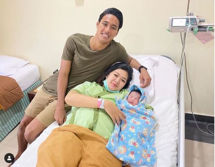 Pemain Bali United, I Madeh Andhika Wijaya bersama istri dan bayi pertamanya.