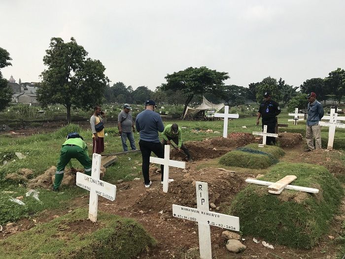 Penggali kubur tengah mempersiapkan makam Glenn Fredly di TPU Tanah Kusir, Kamis (9/4/2020).