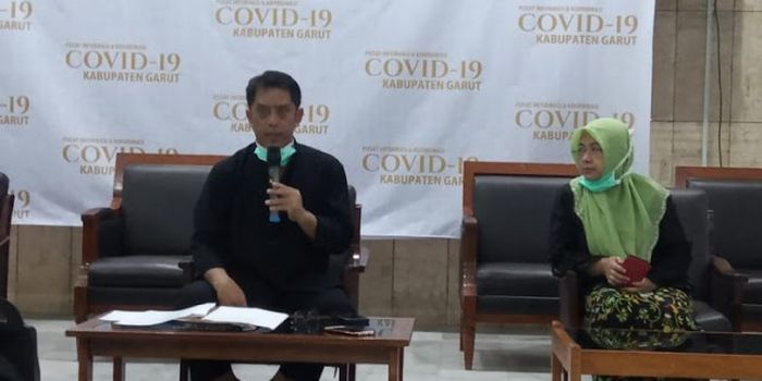 Dokter Hj. Een Suryani (kanan) dari RSUD Garut mengimbau pasangan suami-istri untuk tidak melakukan hubungan intim selama pandemi Covid-19 berlangsung.