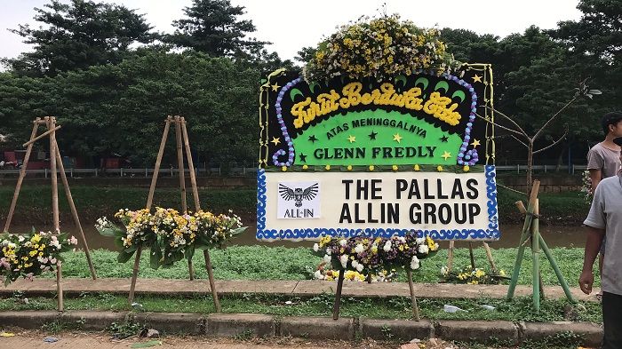 Karangan bunga untuk Glenn Fredly.