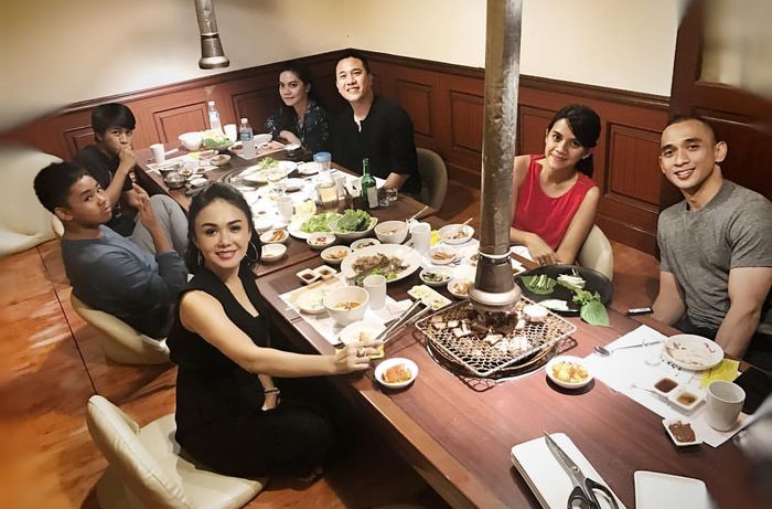 Yuni Shara makan malam bersama 2 putranya, 2 putri dan 2 menantu tirinya