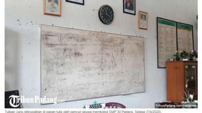 Tulisan yang ditinggalkan di papan tulis oleh pencuri seusai membobol <a href='https://style.tribunnews.com/tag/smp' title='SMP'>SMP</a> 30 <a href='https://style.tribunnews.com/tag/padang' title='Padang'>Padang</a>, Selasa (7/4/2020).