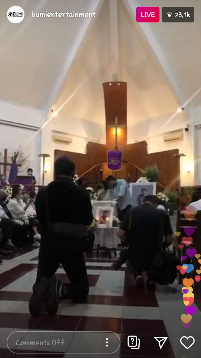 Detik-detik ibadah pemakaman Glenn Fredly