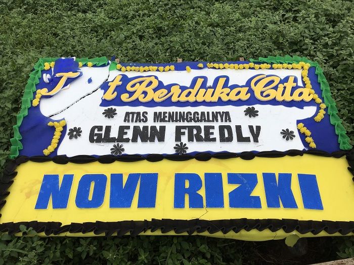 Karangan bunga untuk Glenn Fredly.