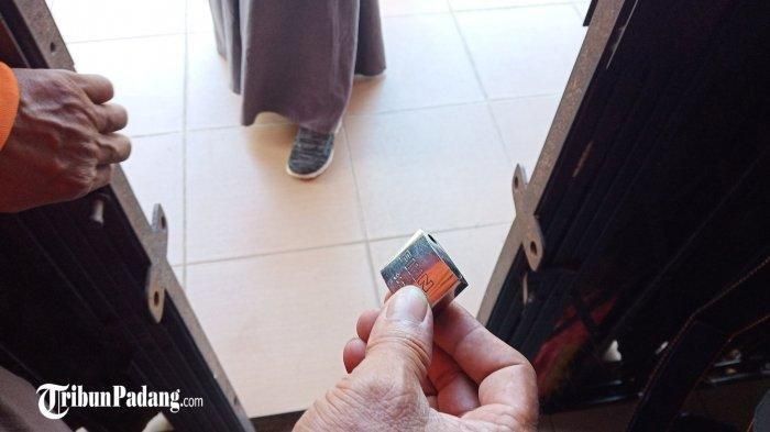 Maling merusak kunci gembok yang digunakan untuk mengunci ruangan di <a href='https://style.tribunnews.com/tag/smp' title='SMP'>SMP</a> Negeri 30 <a href='https://style.tribunnews.com/tag/padang' title='Padang'>Padang</a>, Selasa (7/4/2020).