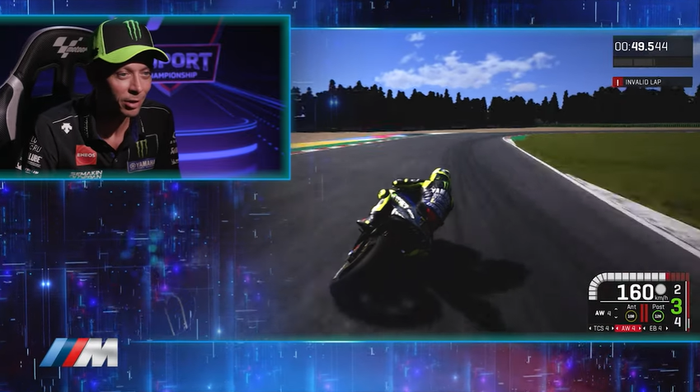 Tangkapan layar dari video Valentino Rossi bermain gim MotoGP 19 yang diunggah channel Youtube MotoGP eSport.
