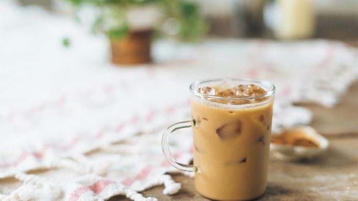 Es kopi susu gula aren yang semakin memikat penikmat kopi di Indonesia.