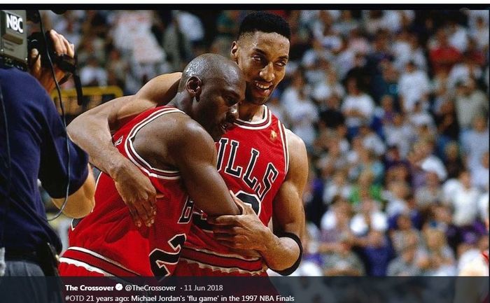 Michael Jordan (kiri) pahlawan Chicago Bulls di final NBA 1997.