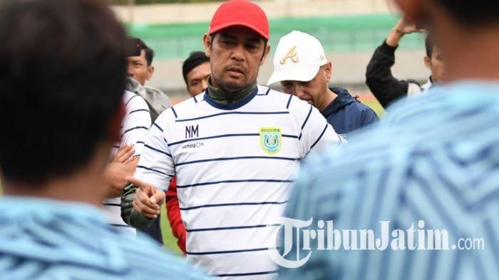 Pelatih Persela Lamongan, Nil Maizar, saat latihan perdana Persela Lamongan, Selasa (21/1/2020). 