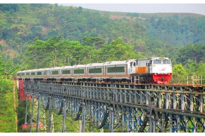 Ilustrasi Kereta Api. Didi Kempot Duta Kereta Api