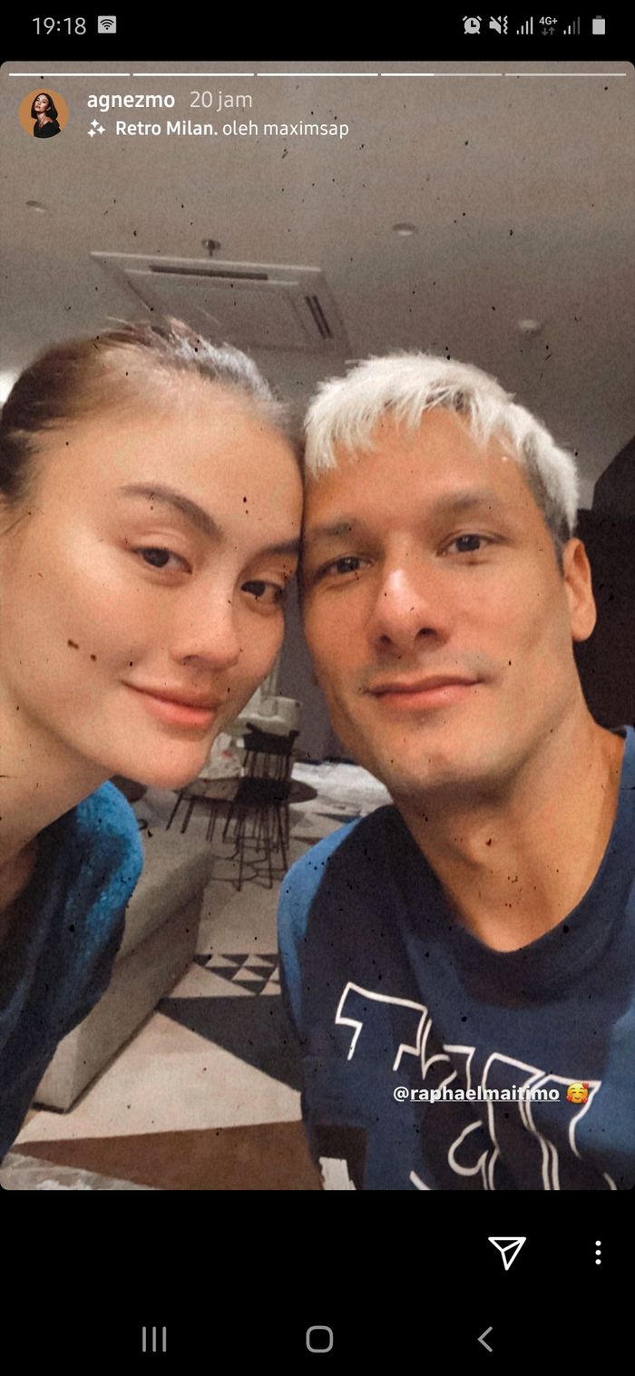 Melalui fitur Story Instagram @agnezmo, Jumat (10/4/2020), penyanyi 33 tahun itu membagikan potretnya bersama dengan Raphael.