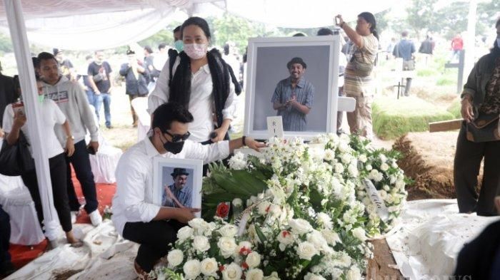 Keluarga dan kerabat mengiringi dengan doa saat pemakaman musisi Glenn Fredly di TPU Tanah Kusir Jakarta, Kamis (9/4/2020). Glenn Fredly meninggal dunia pada usia 44 tahun akibat penyakit meningitis yang dideritanya dan meninggalkan istri dan seorang anak yang baru beusia 40 hari. 
