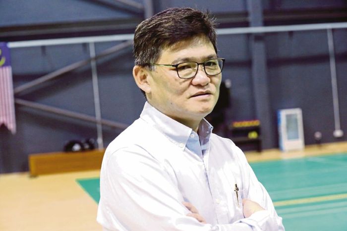 Ketua Tim Pelatih dan Kepelatihan BAM, Datuk Kenny Goh, meninjau jalannya latihan timnas Malaysia di Akademi Badminton Malaysia pada hari pertamanya bertugas.