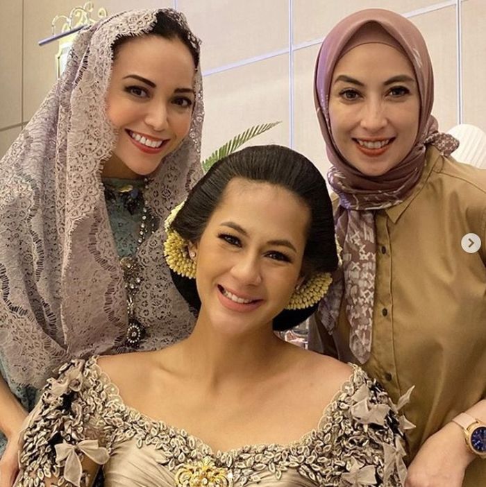 Ravelra dan teman-teman artisnya