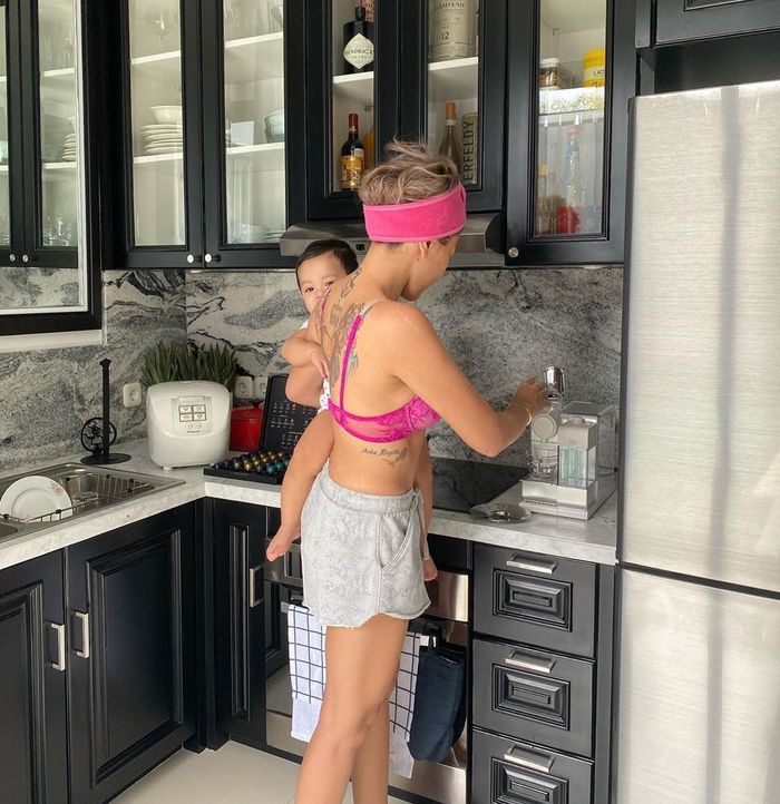 Gaya seksi Nikita Mirzani saat pamer tato