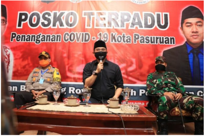 Wakil Wali Kota Pasuruan Raharto Teno Prasetyo (tengah)
