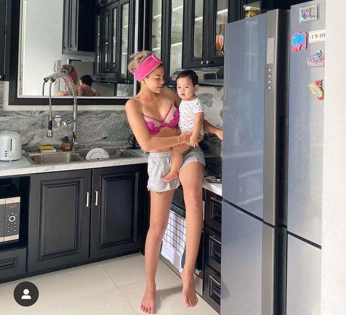 Gaya seksi Nikita Mirzani saat di dapur