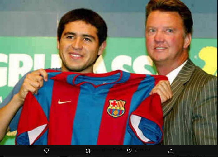 Juan Roman Riquelme bersama dengan Louis van Gaal saat diperkenalkan sebagai pemain baru Barcelona.